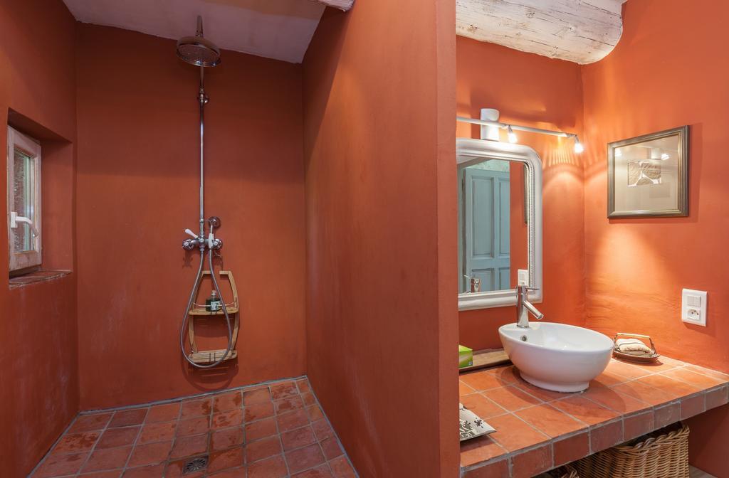La Louviere Des Bruyeres Bed & Breakfast Robion en Luberon Room photo