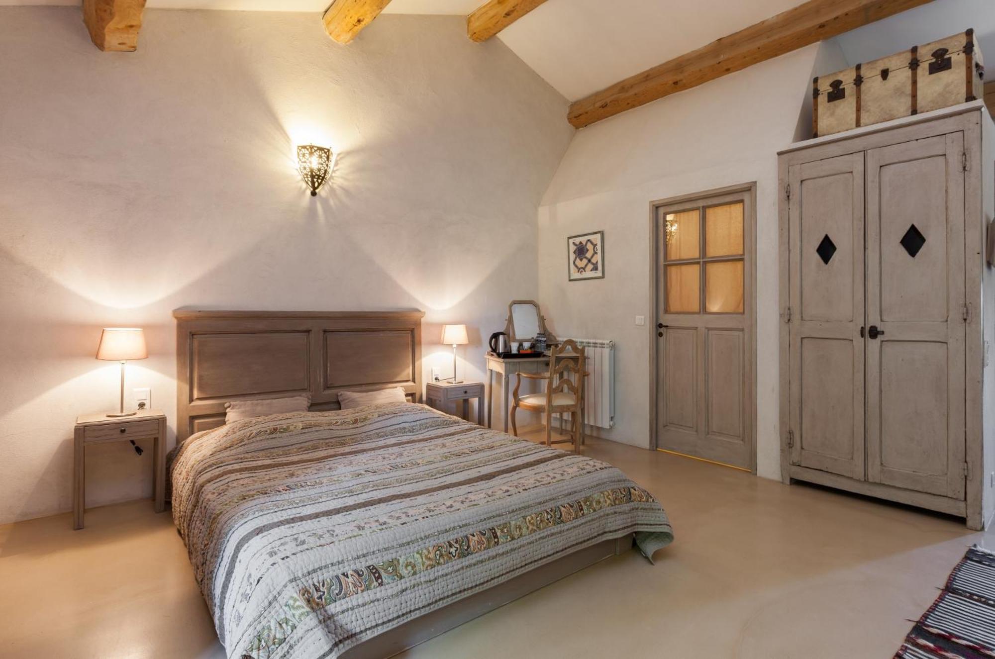 La Louviere Des Bruyeres Bed & Breakfast Robion en Luberon Room photo